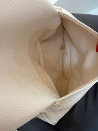Bolso blanco con cadena y detalles