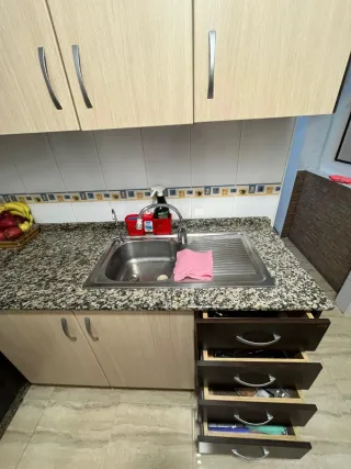 Cocina modular beige y marrón