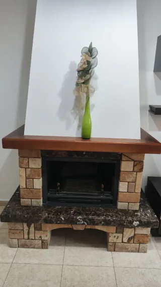 Chimenea de mármol y madera