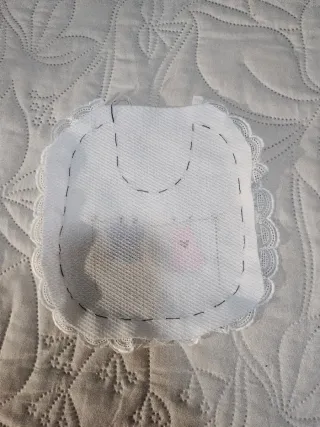 Babero de bebé con encaje,por terminar