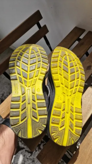 Zapatos de seguridad negros y amarillos