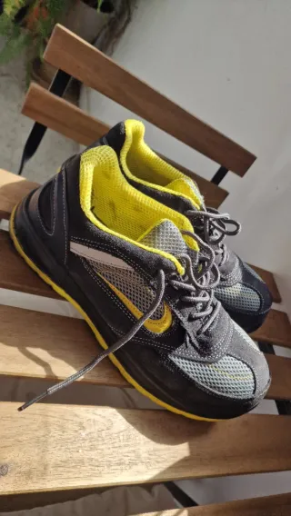 Zapatos de seguridad negros y amarillos
