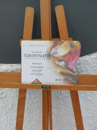 Caballete de madera con lienzos