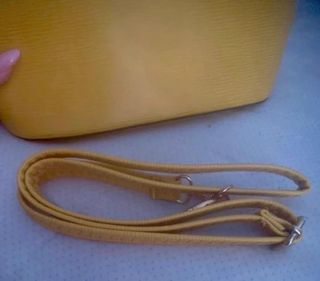 Borsa O bag gialla con manico intrecciato