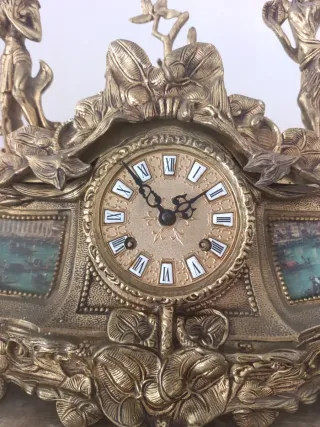 Reloj de mesa antiguo de mármol y metal