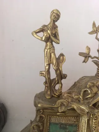 Reloj de mesa antiguo de mármol y metal