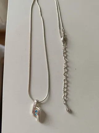 Colgante de plata con detalles azules