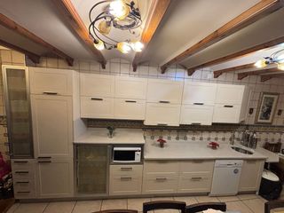 Muebles de Cocina Beige y Blanco y encimera