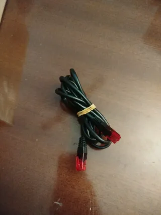 Cable Ethernet Negro con conectores rojos