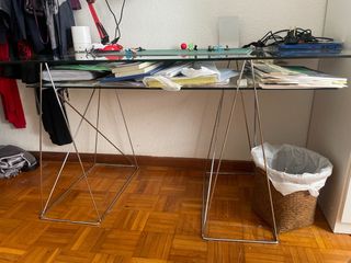 Mesa de cristal y metal