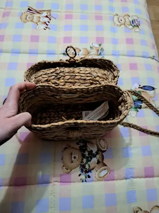 Bolso de mimbre con pañuelo