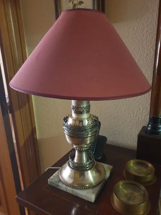 Lámpara de mesa pie metálico y pantalla rosa