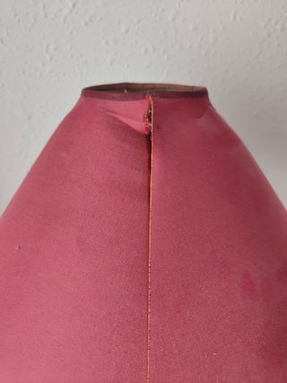 Lámpara de mesa pie metálico y pantalla rosa