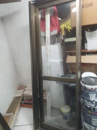 Puerta de aluminio con cristal