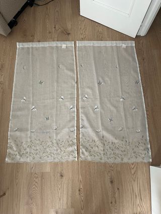 Dos visillos con barra extensible para colgar.