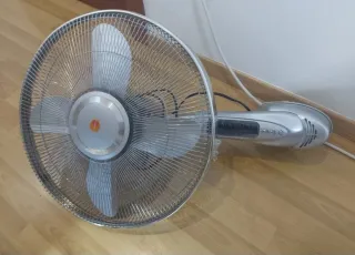 Ventilador de pared plateado y negro