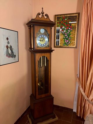 Reloj de péndulo antiguo de madera