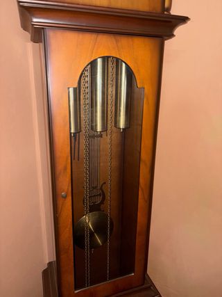 Reloj de péndulo antiguo de madera