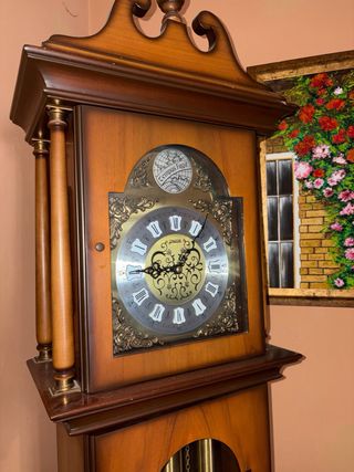 Reloj de péndulo antiguo de madera