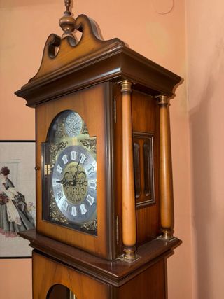 Reloj de péndulo antiguo de madera