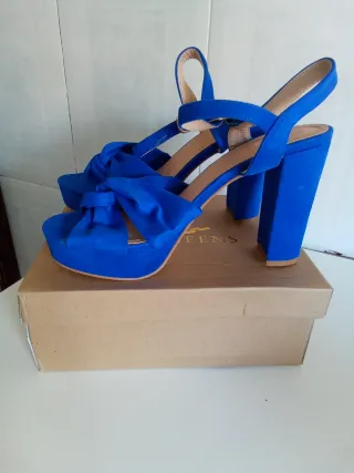 Sandalias azules de plataforma y tacón