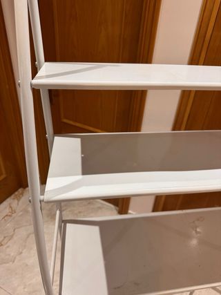 Estantería metálica blanca