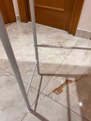 Estantería metálica blanca