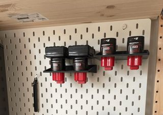 MILWAUKEE 12V – 2 Soportes para 2 baterias