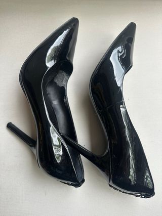 Zapatos Guess Salón Tacón Fino Charol Negro Cadena