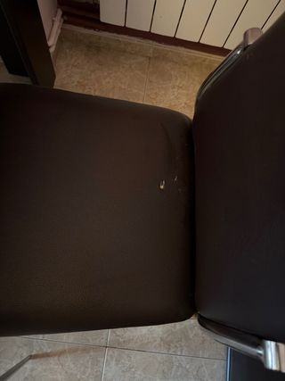 Mesa comedor y 4 sillas madera y cuero