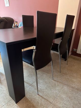 Mesa comedor y 4 sillas madera y cuero