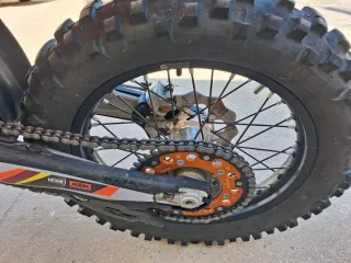 Moto Enduro Naranja y Beige