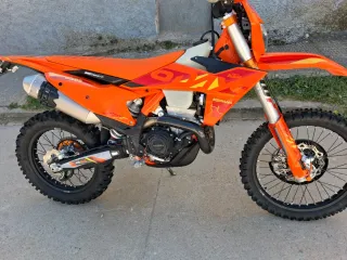 Moto Enduro Naranja y Beige