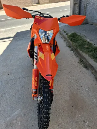 Moto Enduro Naranja y Beige