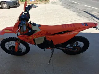 Moto Enduro Naranja y Beige