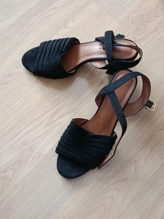 Sandalias negras de tacón