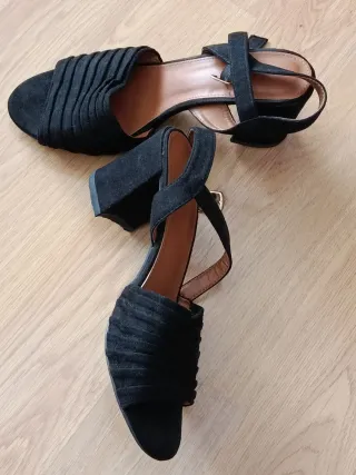 Sandalias negras de tacón