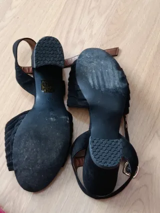 Sandalias negras de tacón