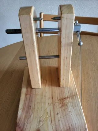 Jamonero de madera y metal