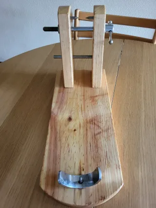 Jamonero de madera y metal