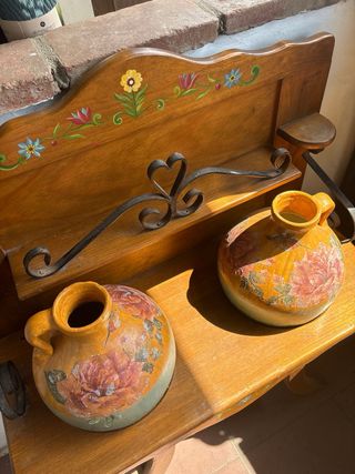 Mueble recibidor madera con jarrones