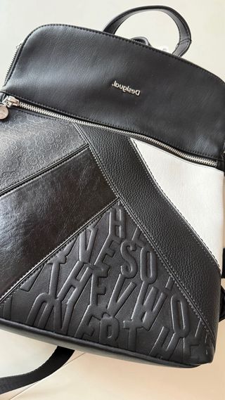 Mochila Desigual Original Negra y Blanca.