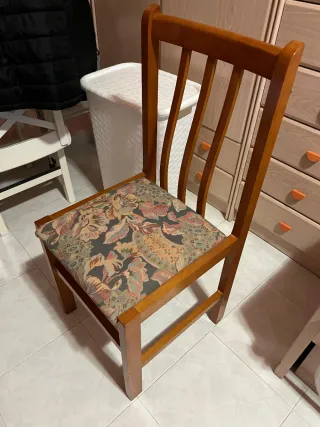 Silla de madera con asiento estampado
