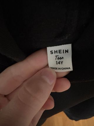 Sudadera negra con capucha