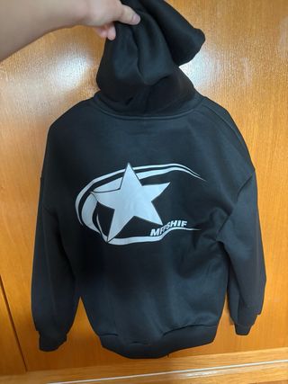 Sudadera negra con capucha