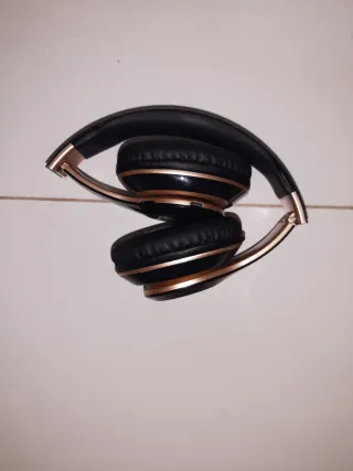 Auriculares inalámbricos negros y dorados