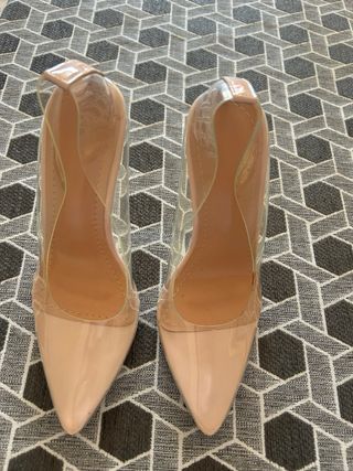 Zapatos de tacón beige y plateados talla 35
