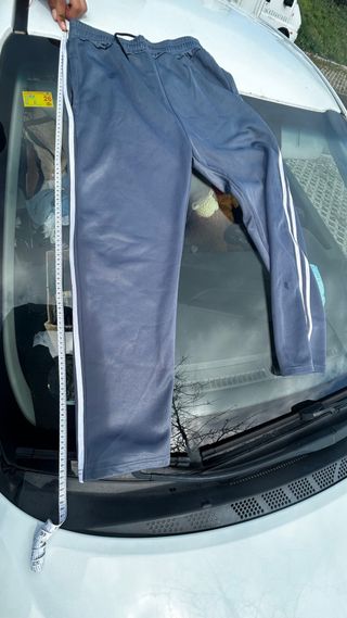 Pantalones deportivos grises con rayas