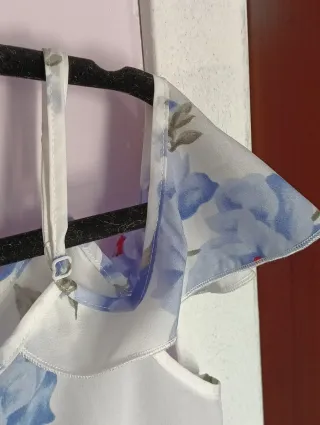 Blusa blanca con estampado floral azul