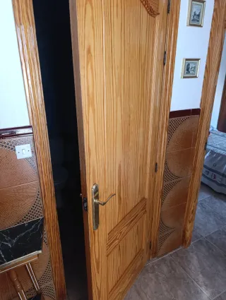 Puerta interior de madera pino con y sin cristal